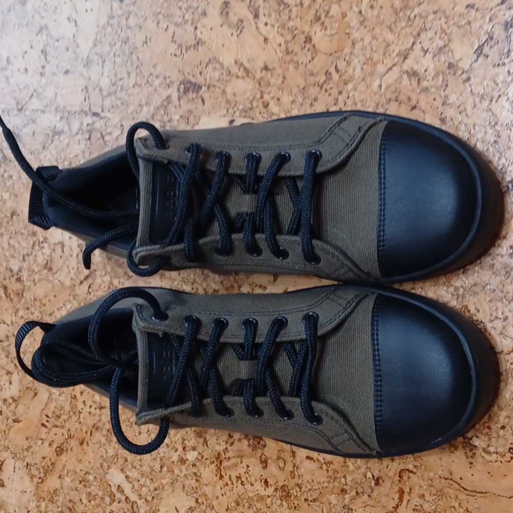 Woobies Slip Resistant Walking/ Hiking/Running Shoes Unisex Men's 6 Women's 7.5